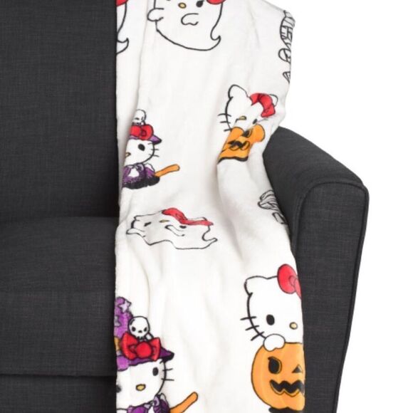 Hello Kitty Halloween Trick or Treat Blanket/ Throw - Picture 3 of 4